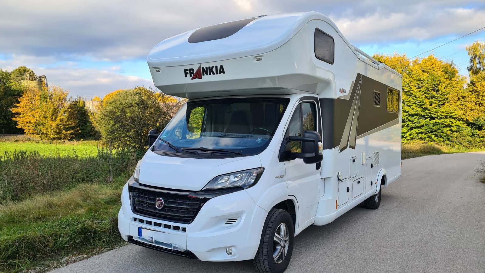 Momo auf einer kleinen Straße in herbstlicher Landschaft